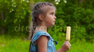 可爱的女孩在公园<strong>吃冰棍</strong>冰淇淋